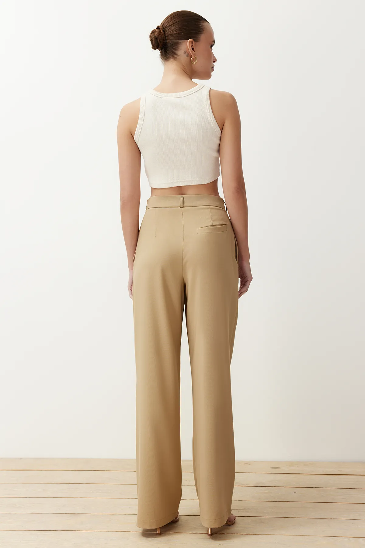 Trendyol Collection  Nerzfarbene Hose mit geradem Schnitt und Gürteldetail TWOSS24PL00023