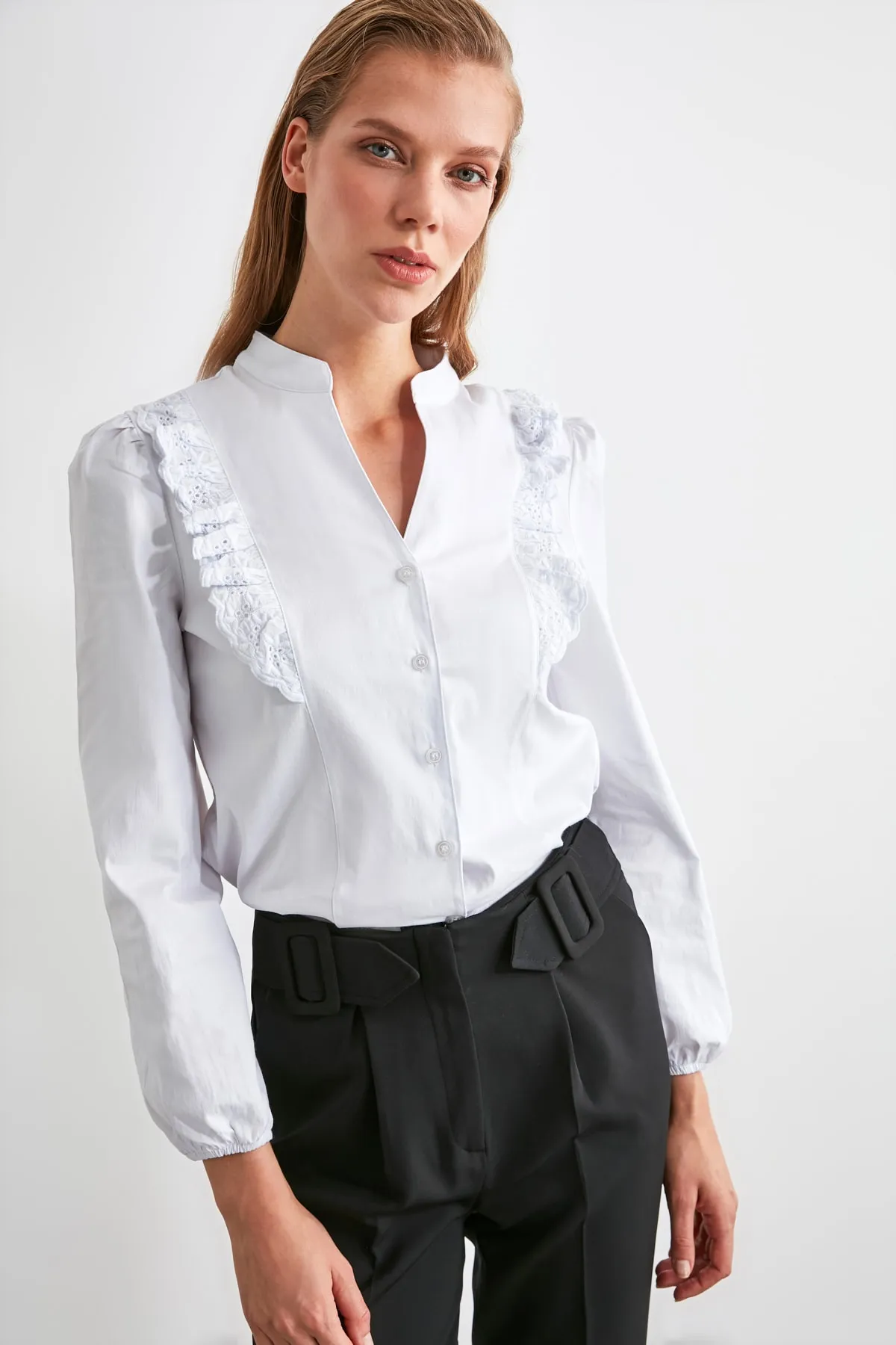 Trendyol Collection  Weißes Spitzenhemd aus Baumwolle - Regular Fit TWOSS20GO0044