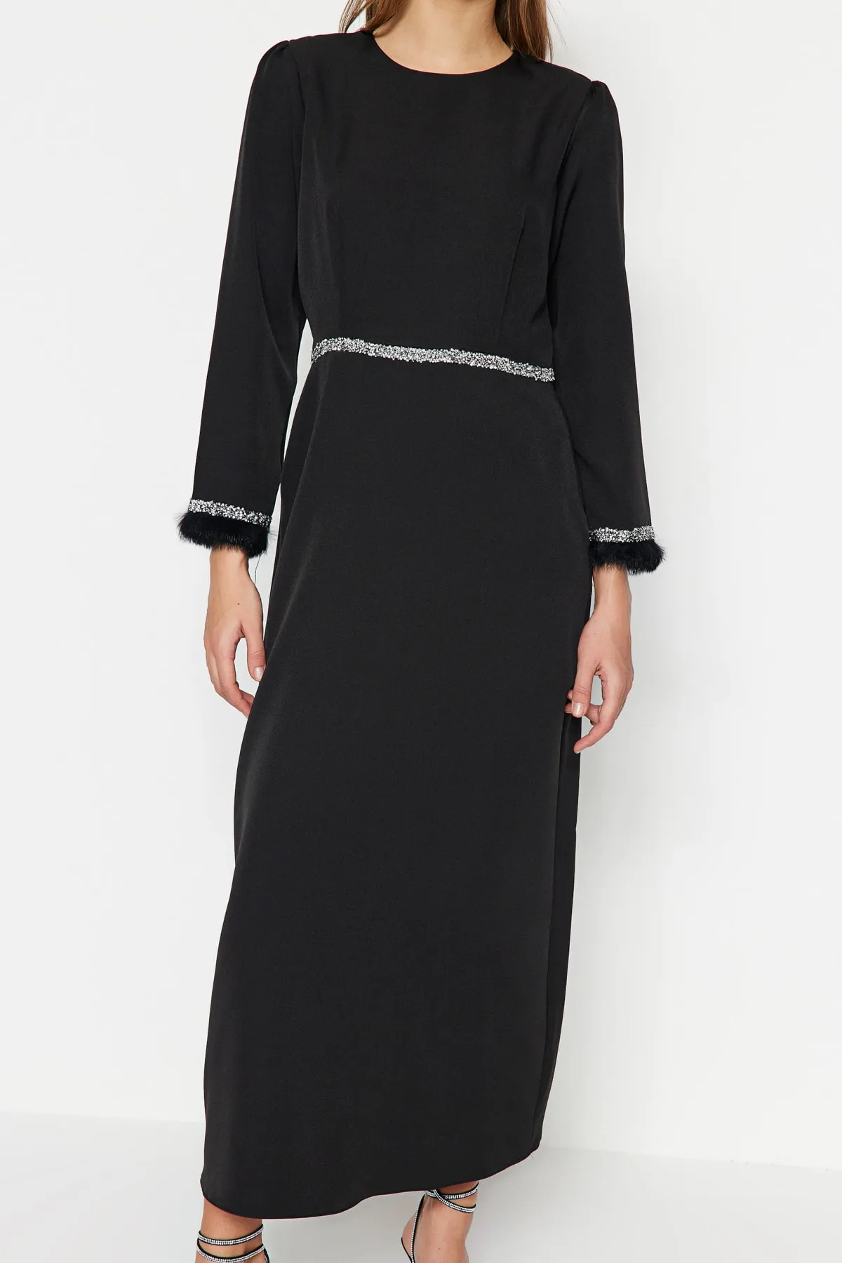 Trendyol Modest  Schwarzes Abendkleid mit Steinen und Manschettendetail TCTSS23DB00039