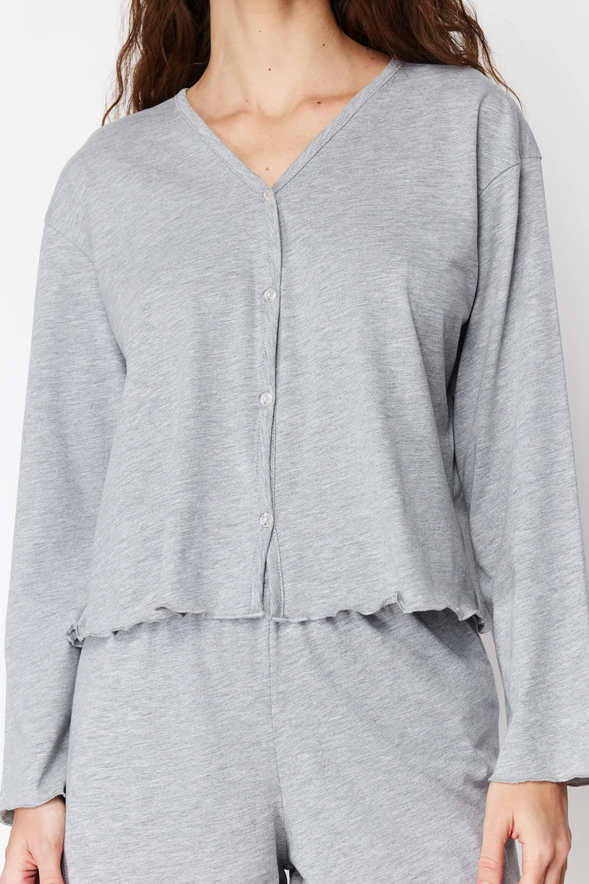 Trendyol Collection  Grau meliertes Strick-Pyjama-Set aus 100 % Baumwolle mit T-Shirt und Shorts THMSS24PT00107