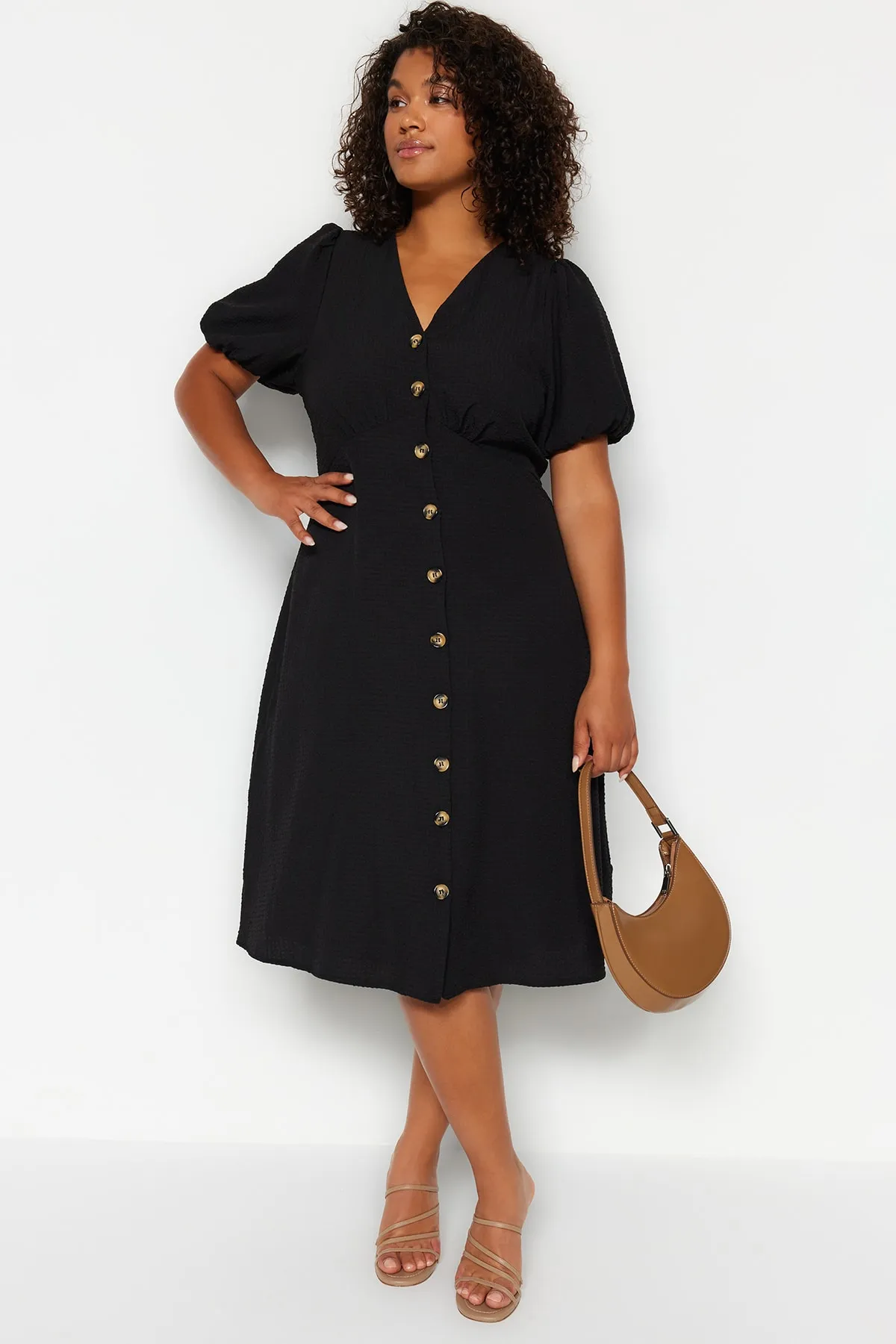 Trendyol Curve  Schwarzes gewebtes Kleid mit Knöpfen TBBSS23AH00208