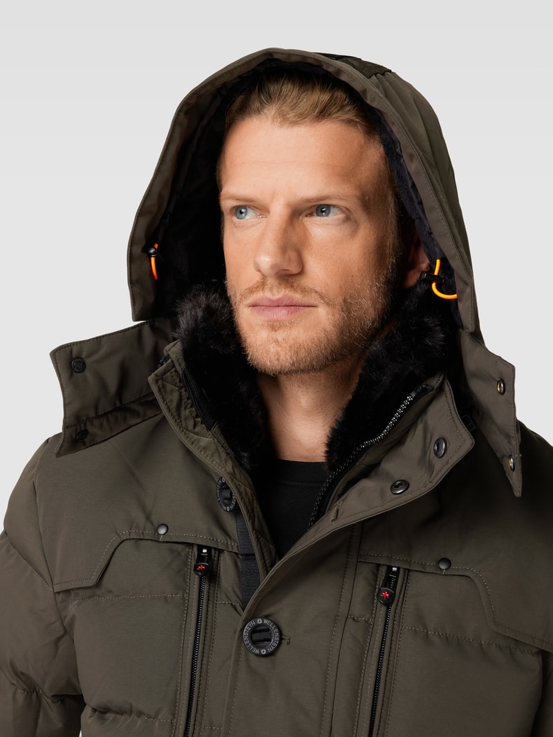 Funktionsjacke mit Kapuze in olivgrün