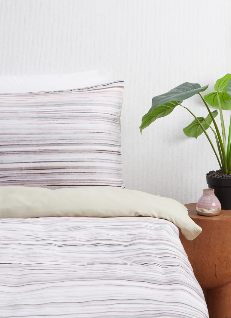 Set de lenjerie de pat Kayori Hika, fabricat din satin 100% bumbac organic, cu 200 de fire – cu față de pernă inclusă.