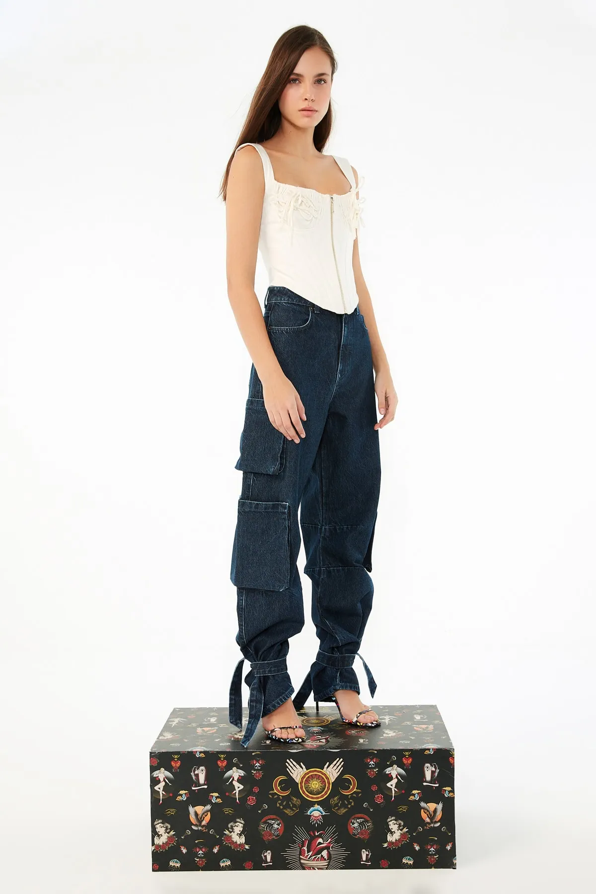 Trendyol Collection  X Zeynep Tosun – Blaue Cargo-Jeans mit Krawattendetail TPRSS22JE0611