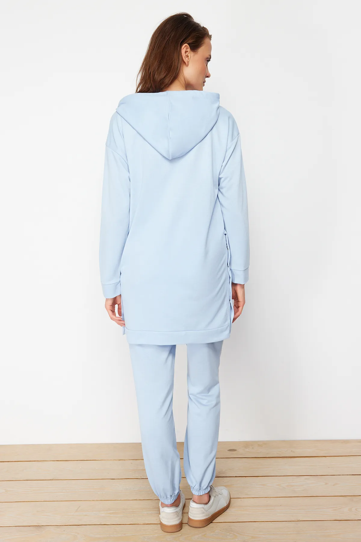 Trendyol Modest  Blaues Jogger-Trainingsanzug-Set mit Kängurutasche und Druckknöpfen und detaillierter Kapuze und Kapuze TCTSS21EM0072
