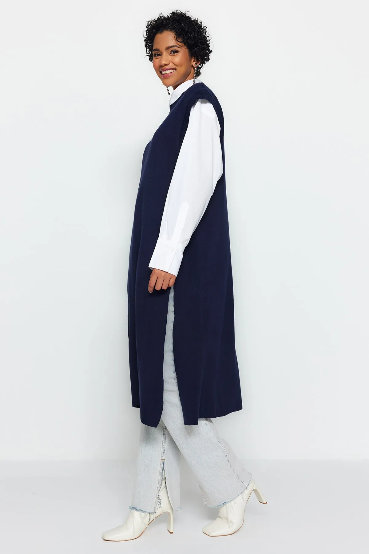 Trendyol Modest  Marineblauer langer Strickpullover mit Seitenschlitzen TCTAW24UV00018
