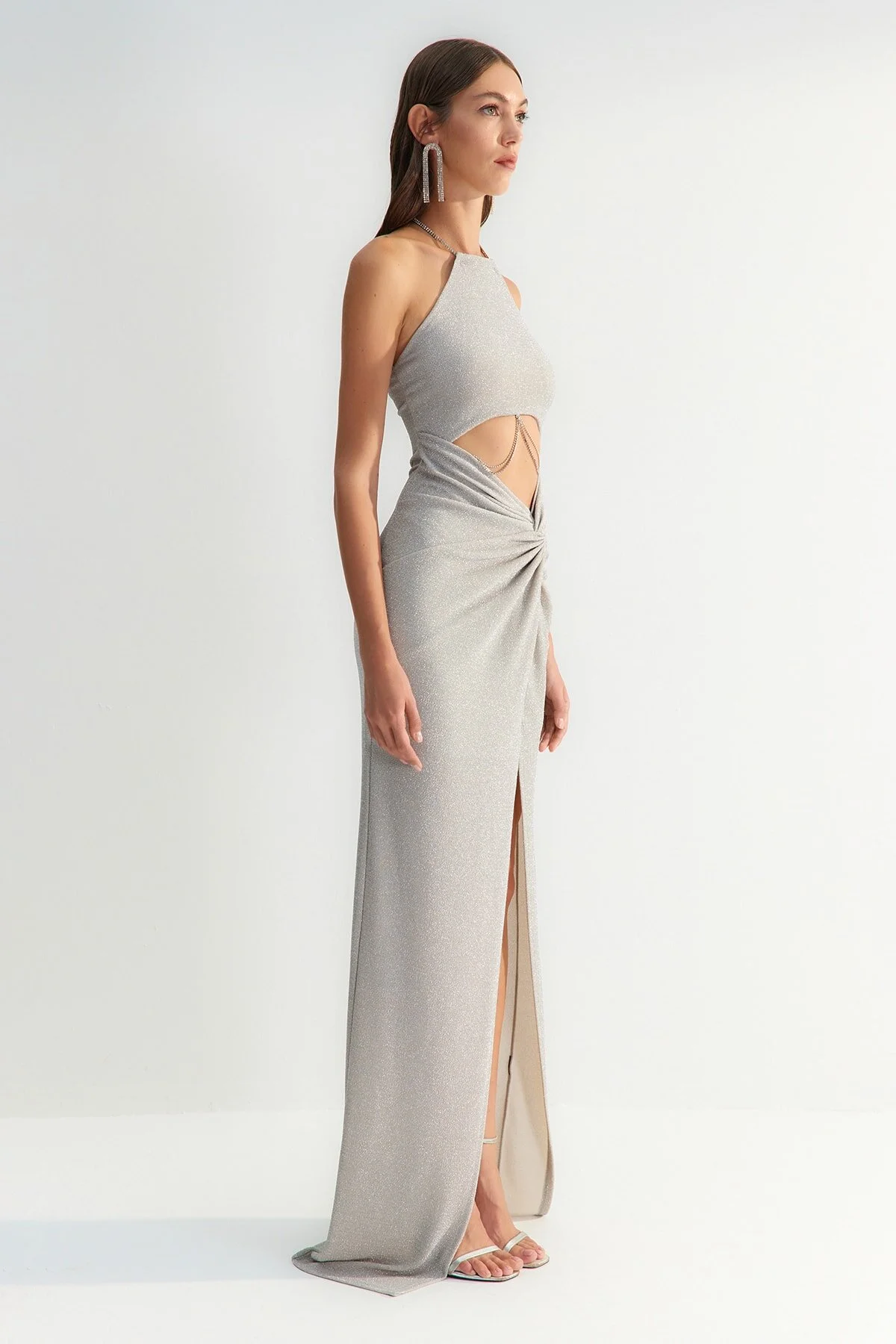 Trendyol Collection  X Zeynep Tosun Graues, figurbetontes Abend- und Abschlusskleid mit gefütterter Kette TCLSS23AE00000