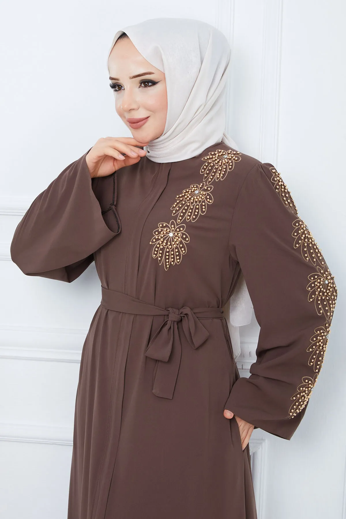 Tesettür Dünyası  Hijab mit Perlenstickerei und Gürtel Ferace TSD240203 Braun