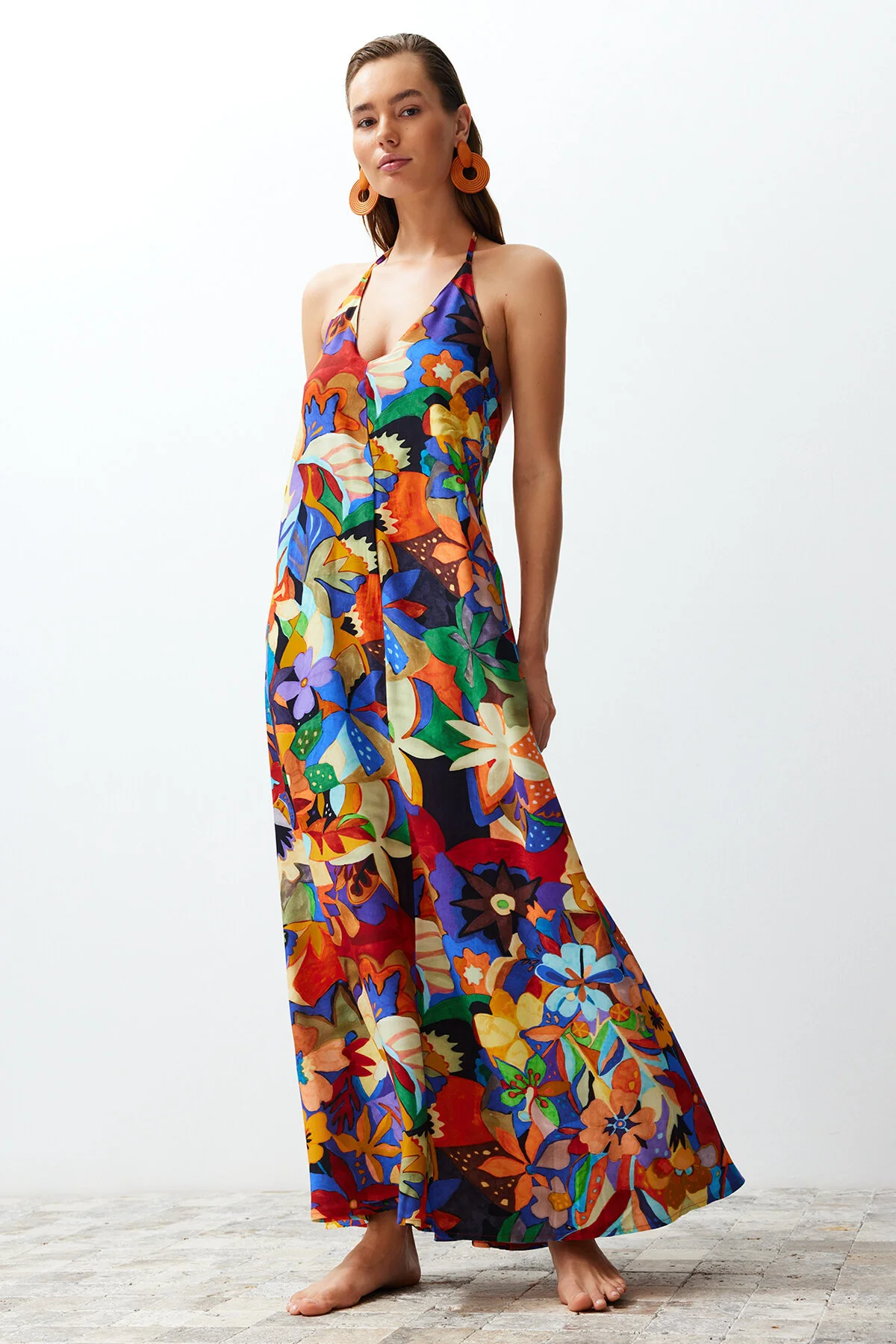 Trendyol Collection  Tief ausgeschnittenes Maxi-Strandkleid mit gewebtem Rücken und Blumenmuster TBESS24EL00022
