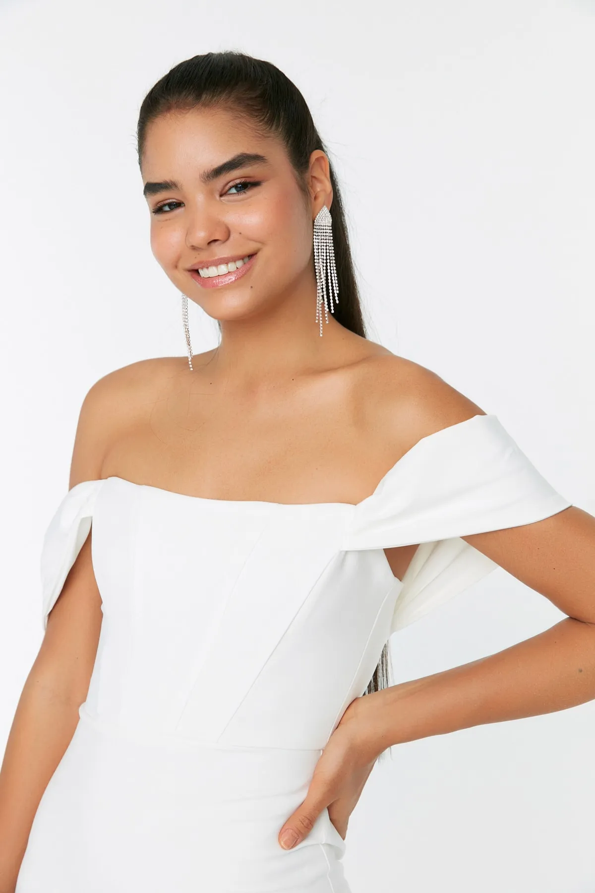 Trendyol Collection  Braut-Abendkleid in Ecru mit Quasten und Details TPRSS22EL00097