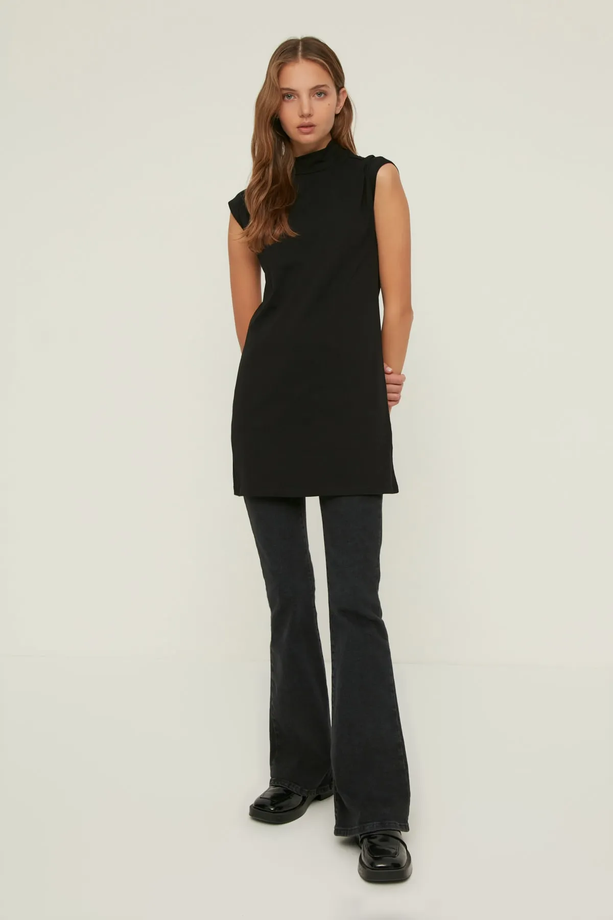 Trendyol Modest  Schwarz-Graues 2er-Pack ärmellose Unterwäsche-Liner-Tunika mit Stehkragen TCTSS21UK0033