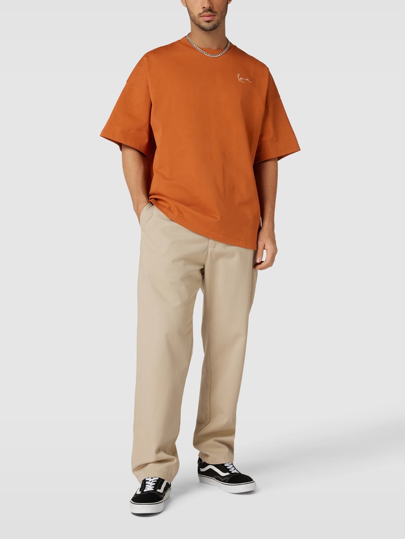 T-Shirt mit Label-Stitching in haselnuss braun