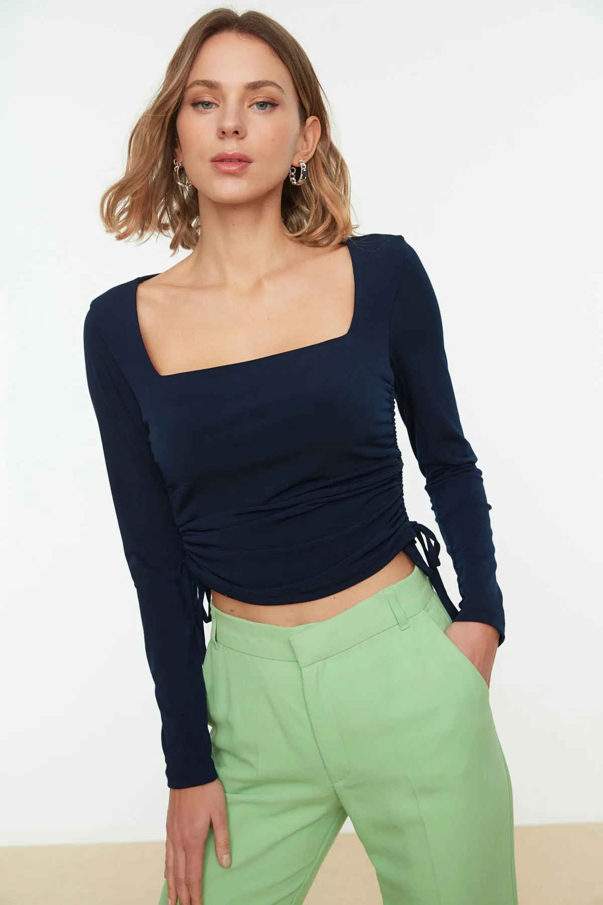 Trendyol Collection  Marineblaue, eng anliegende, dehnbare Strickbluse mit quadratischem Ausschnitt und Raffung TWOAW22BZ0263