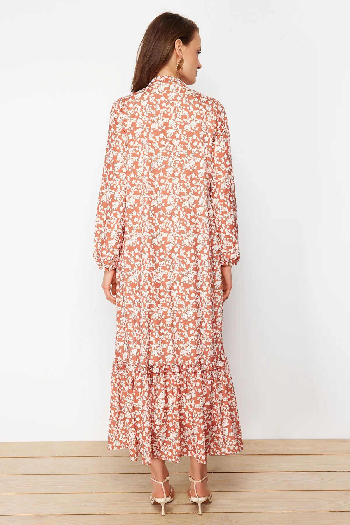 Trendyol Modest  Gewebtes Kleid mit Kachel-Blumendruck, halber Knopfleiste am Saum und Rüschenbesatz, gefüttert TCTSS21EL3353