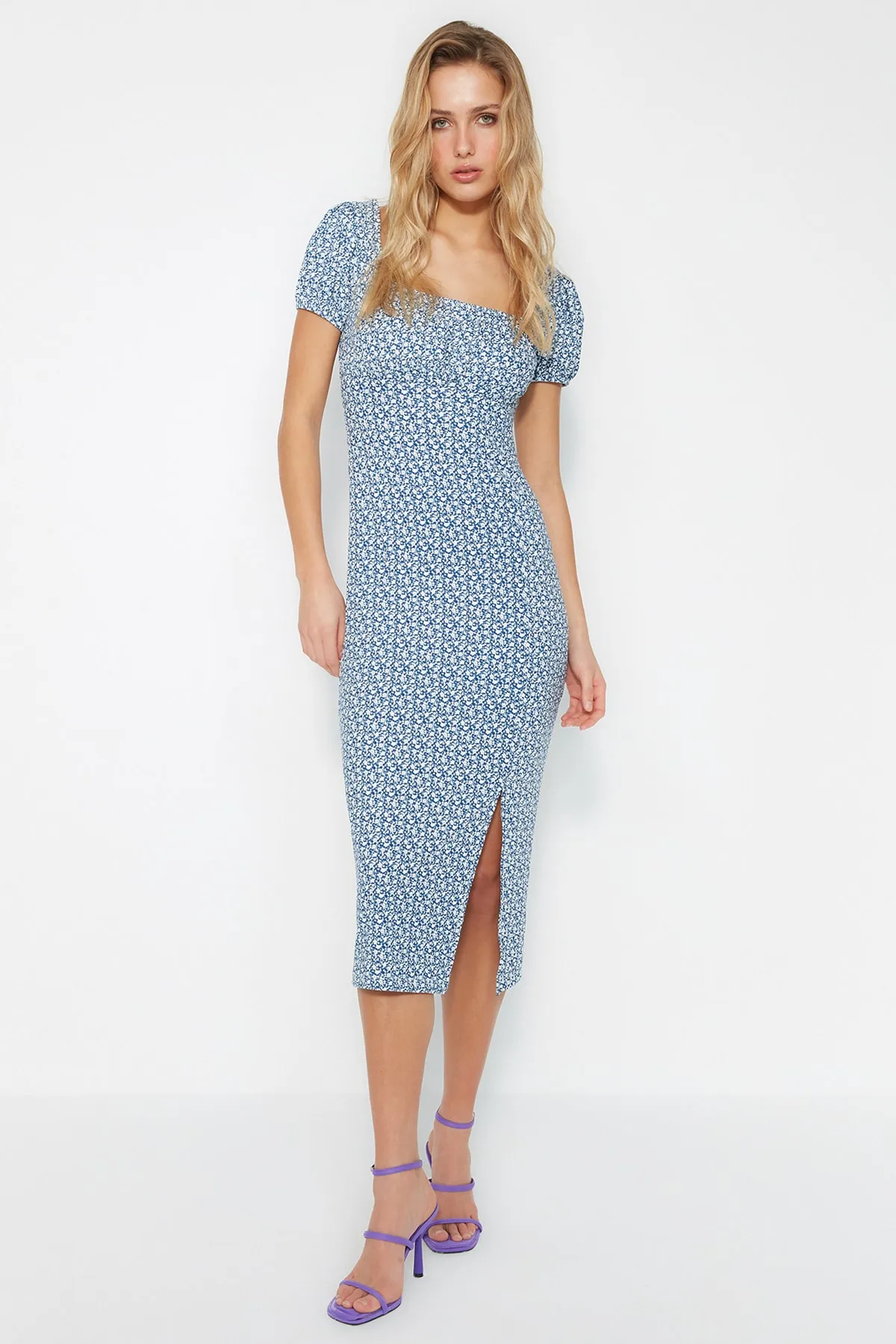 Trendyol Collection  Marineblaues, bedrucktes, tailliertes Midi-Bleistiftkleid aus Strick mit Schlitzdetail und quadratischem Kragen TWOSS23EL00713