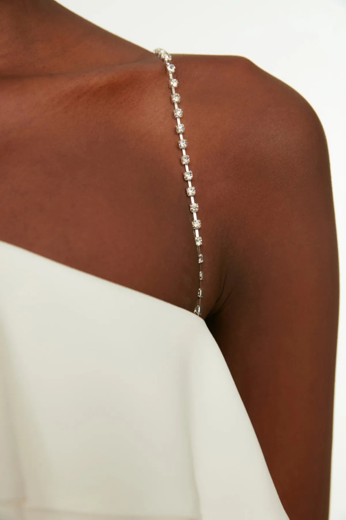 Trendyol Collection  Ecrufarbenes Abendkleid mit Kragen und Ausschnitt TPRSS21EL2873