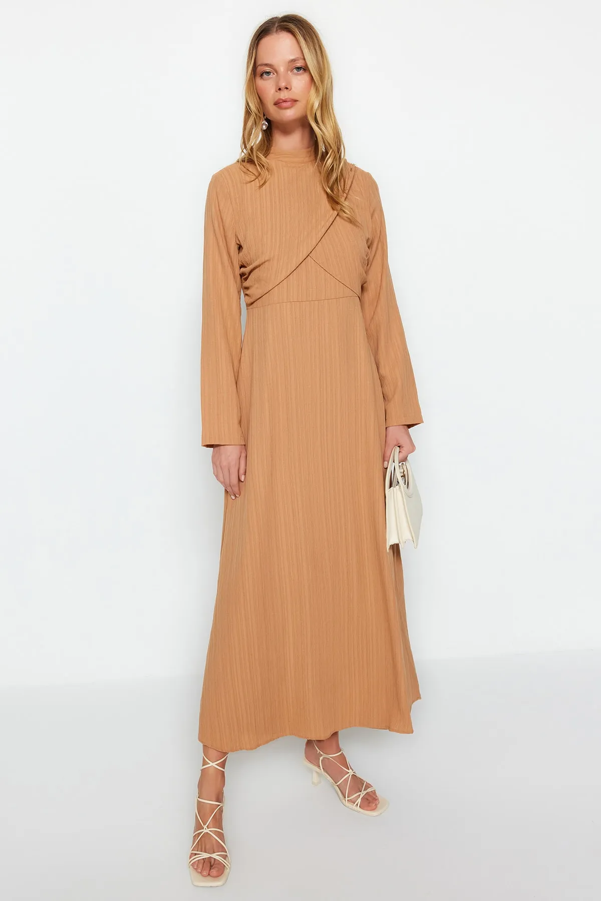 Trendyol Modest  Beiges Kleid aus Viskosegewebe mit Zweireiherkragen und Futter aus Mischgewebe TCTSS23EB00375