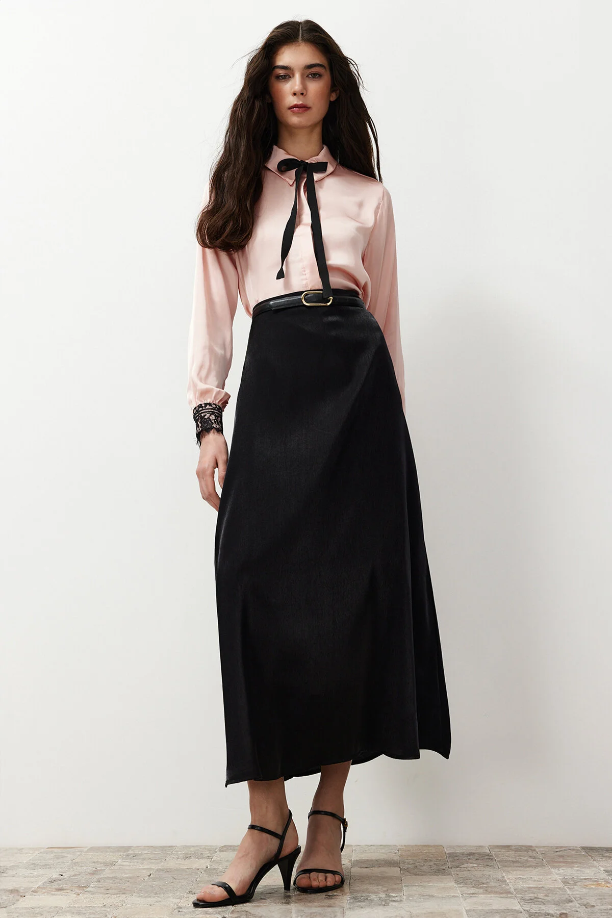 Trendyol Modest  Schwarzer ungefütterter Rock aus gewebtem Satin TCTSS24EE00017