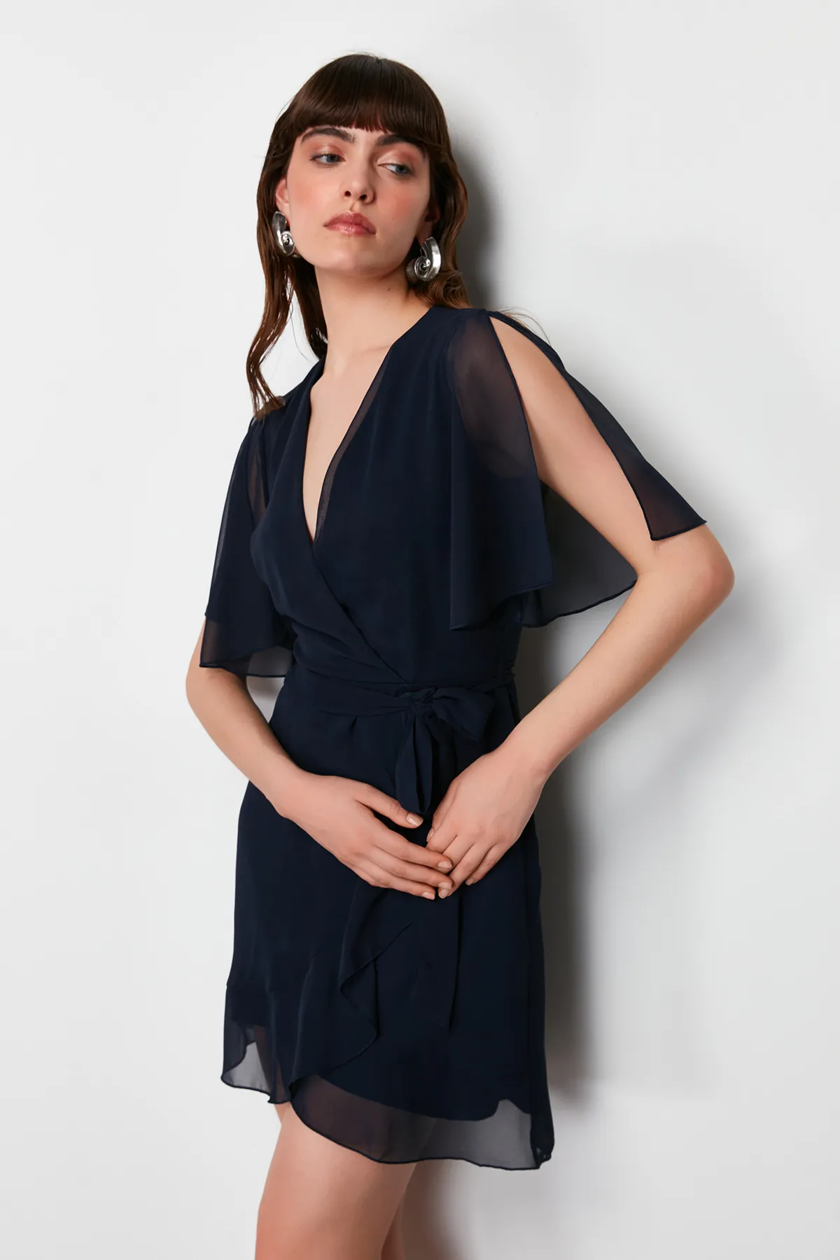 Trendyol Collection  Marineblaues, zweireihiges Minikleid aus gewebtem Chiffon mit Rüschendetail und Futter TWOSS24EL00742