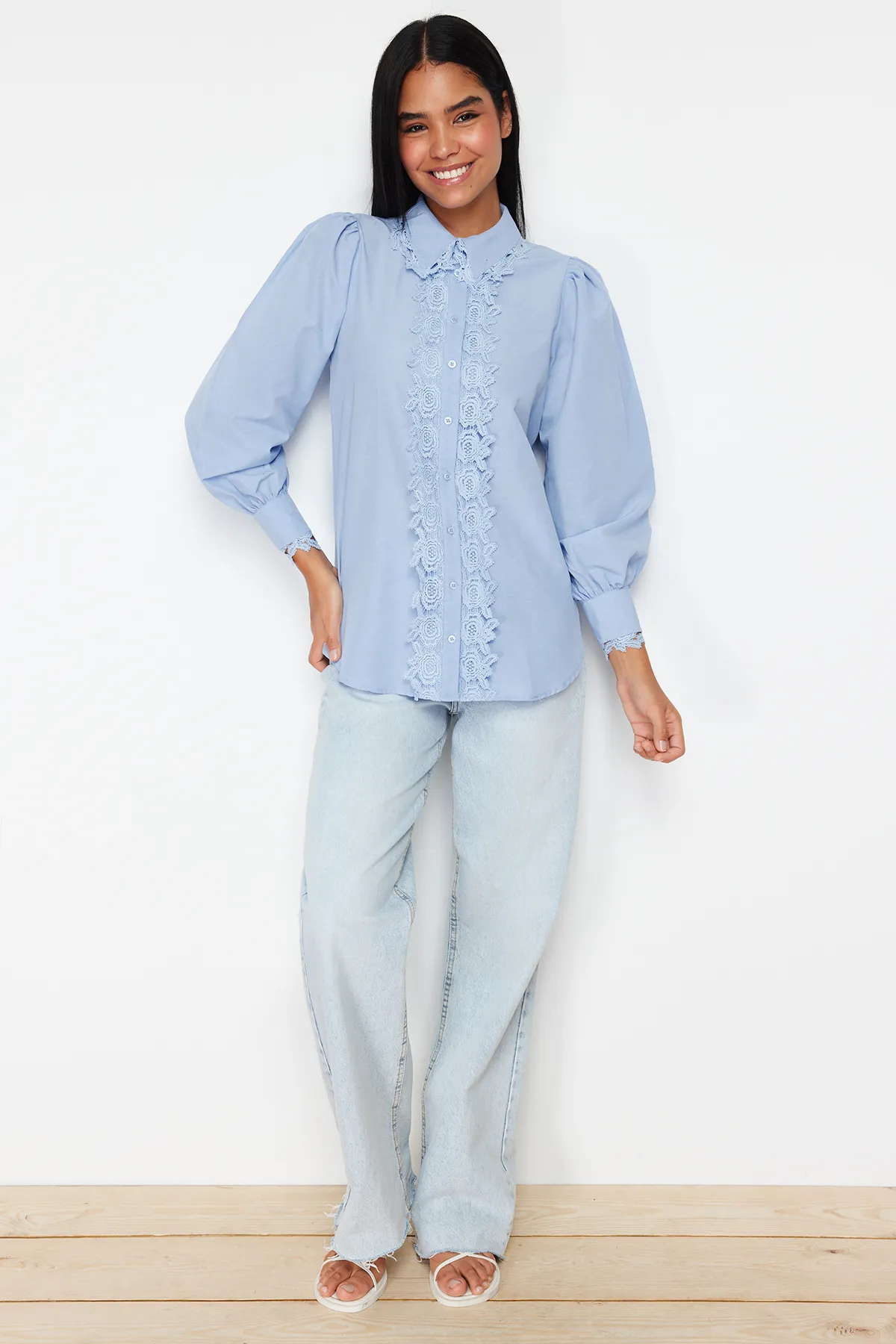 Trendyol Modest  Blaues Hemd aus Baumwollgewebe mit Spitzenstickerei und detaillierter Stickerei TCTSS24TG00022