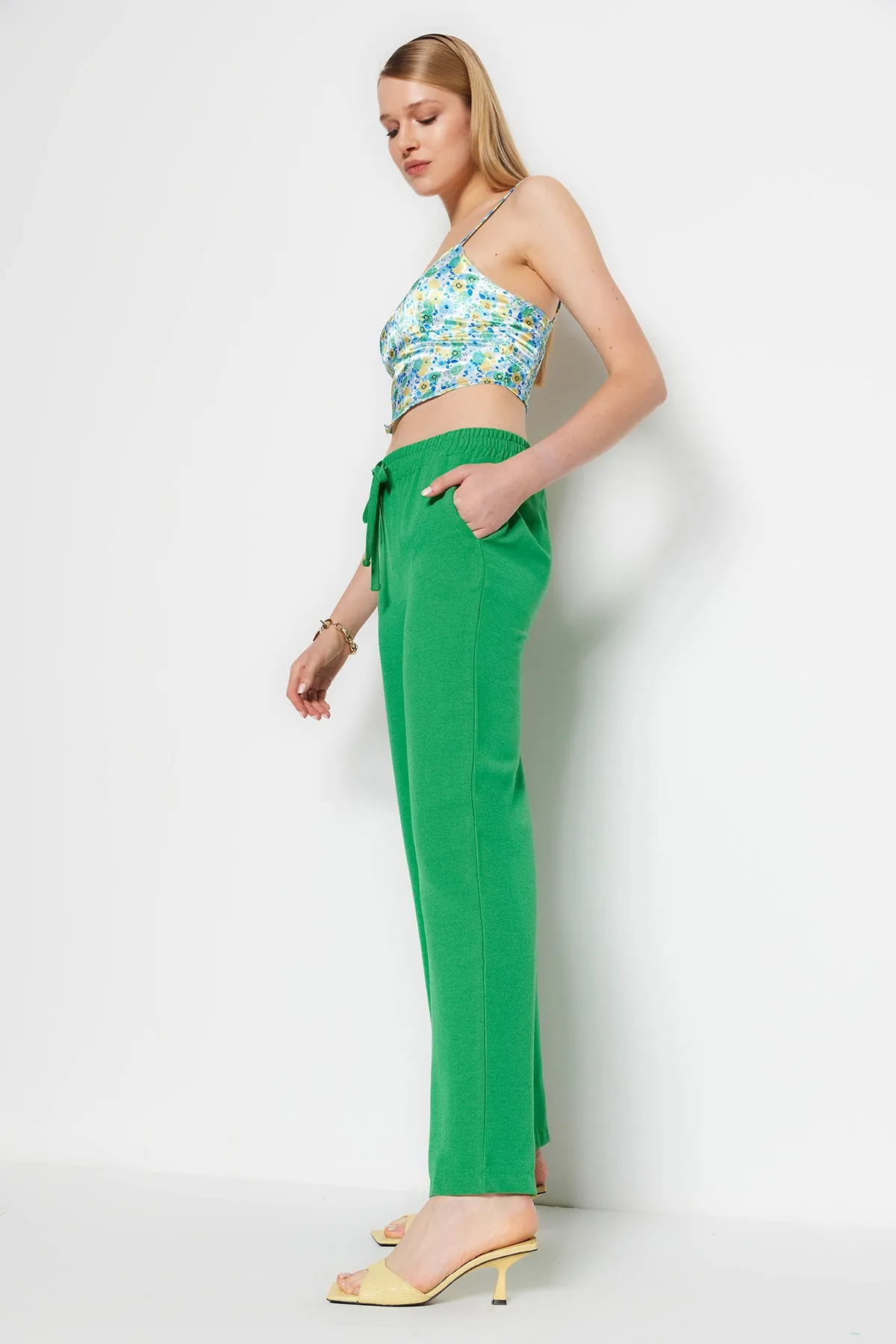 Trendyol Collection  Grüne gewebte Bindehose TWOSS23PL00032