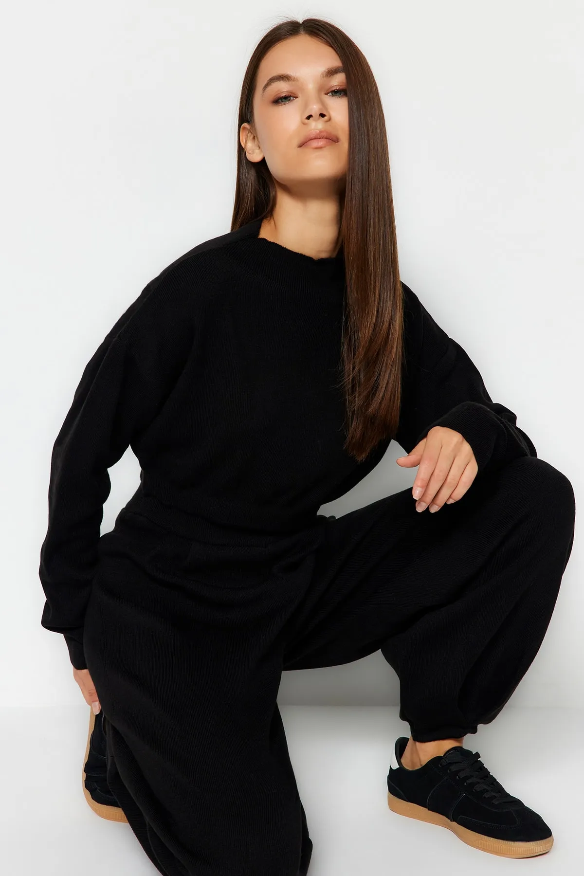 Trendyol Collection  Schwarzes Super Crop Basic Strickoberteil und -unterteil-Set mit Stehkragen TWOAW24AU00007