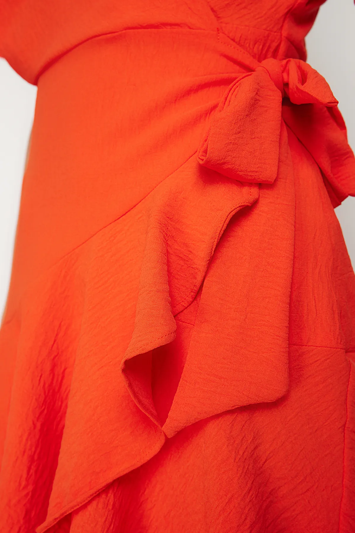 Trendyol Collection  Orangefarbenes Mini-Webkleid mit zweireihigem Rock und Volants TWOSS24EL00342