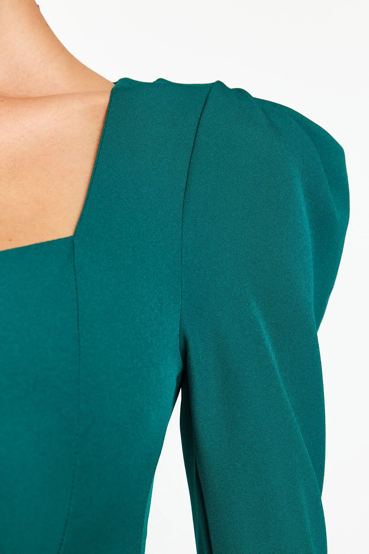 Trendyol Collection  Smaragdgrünes Webkleid mit enganliegenden Ärmeln und detailliertem Schlitz TWOAW22EL1349