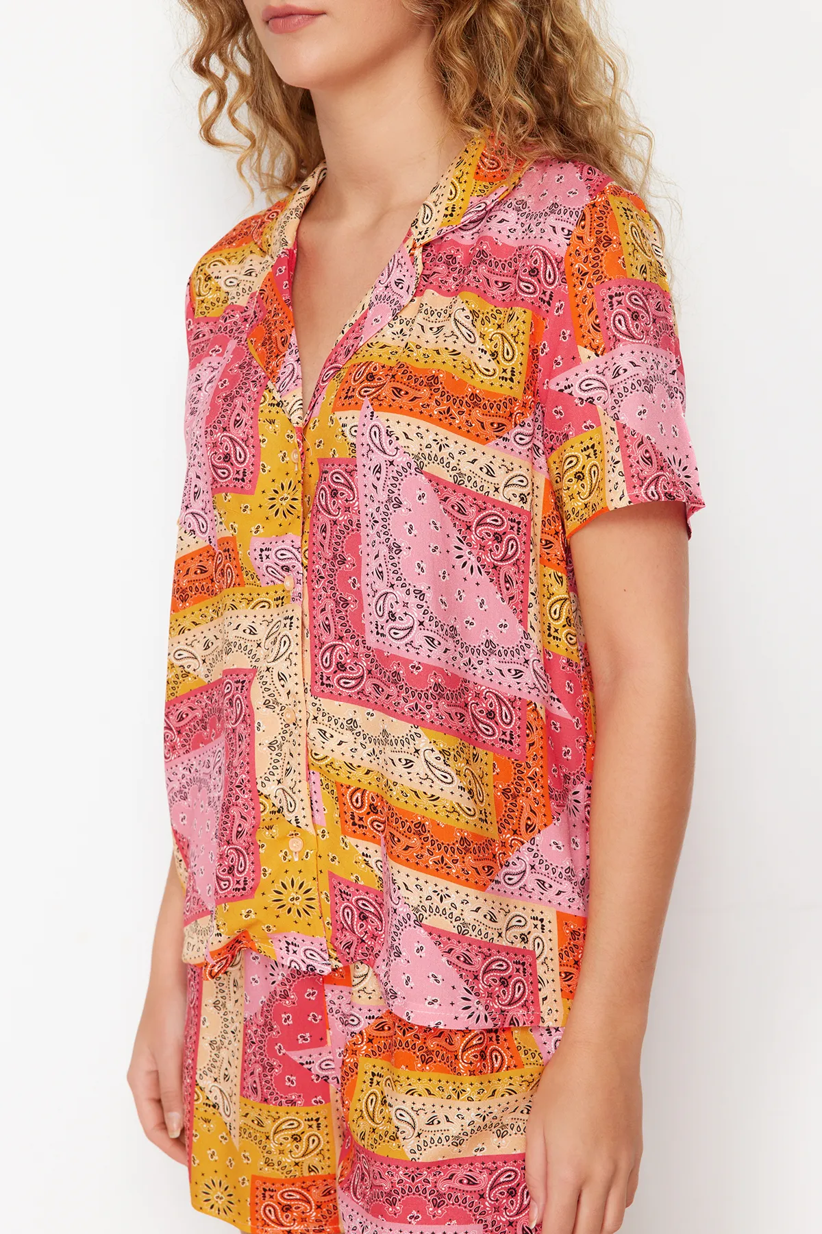 Trendyol Collection  Mehrfarbiges Pyjama-Set aus gewebter Viskose mit ethnischem Muster THMSS24PT00180