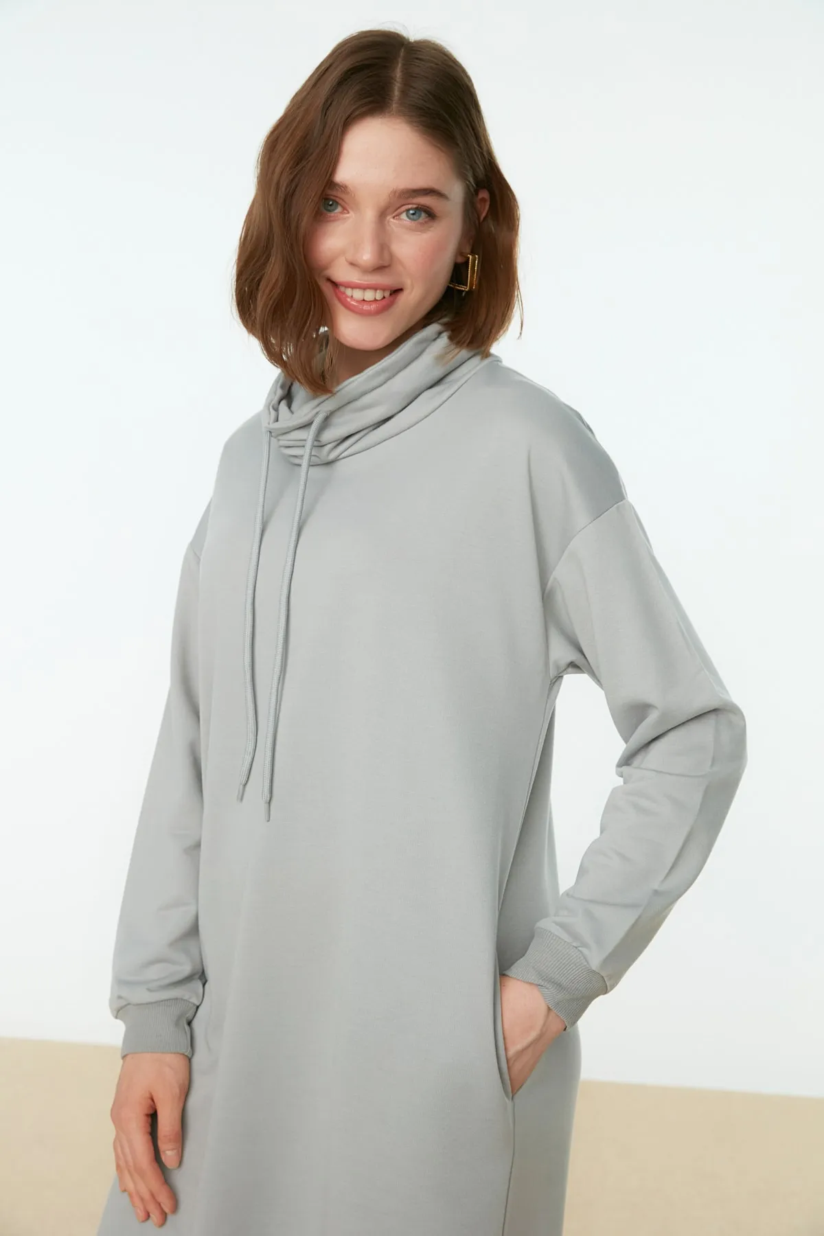 Trendyol Modest  Graues Maxi-Strickkleid mit Degaje-Kragen und Spitzendetail TCTSS22EB0132