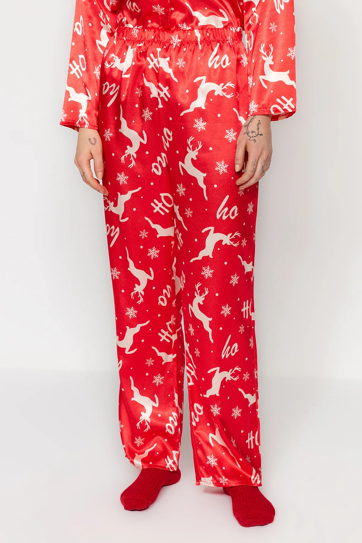 Trendyol Collection  Rotes, gewebtes Pyjama-Set aus Hemd und Hose aus Satin mit Neujahrsmotiv THMAW24PT00037