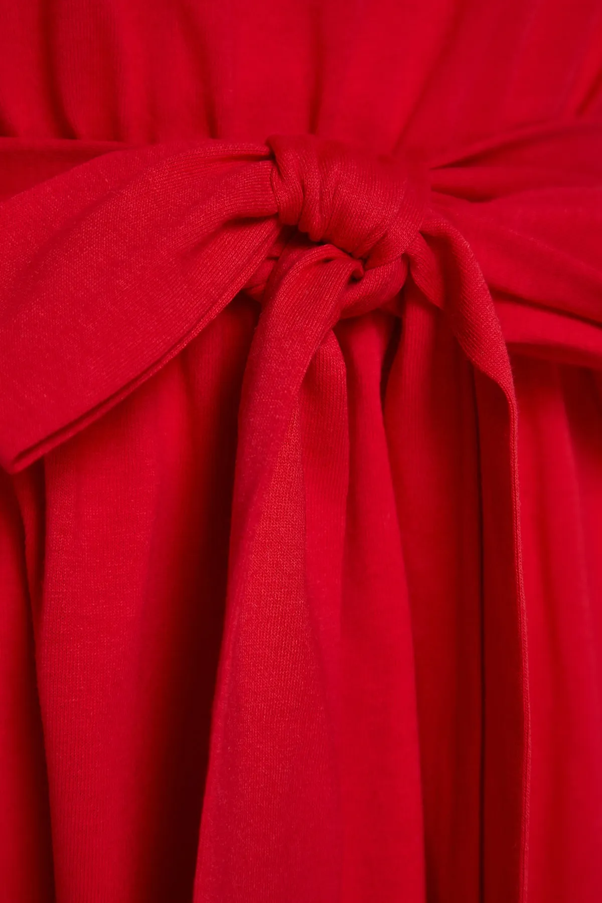 Trendyol Curve  Rotes Strickkleid mit Rundhalsausschnitt und Gürtel TBSSS22AH0242