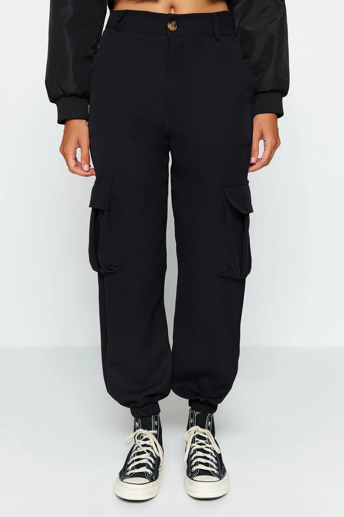 Trendyol Collection  Schwarze gewebte Hose mit Cargotaschen TWOAW24PL00234