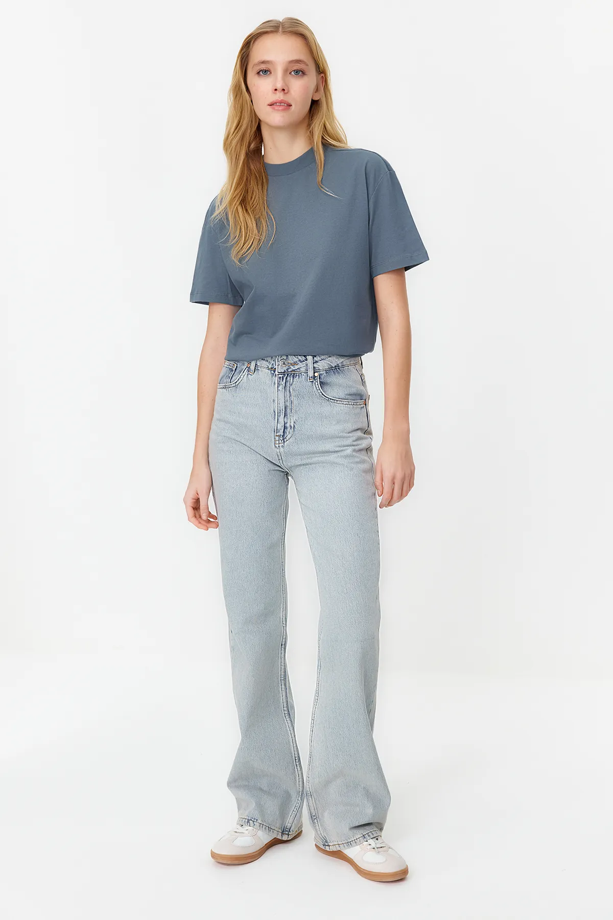 Trendyol Collection  Dunkelgraues Basic-Strick-T-Shirt aus 100 % Baumwolle mit Stehkragen TWOAW20TS0096