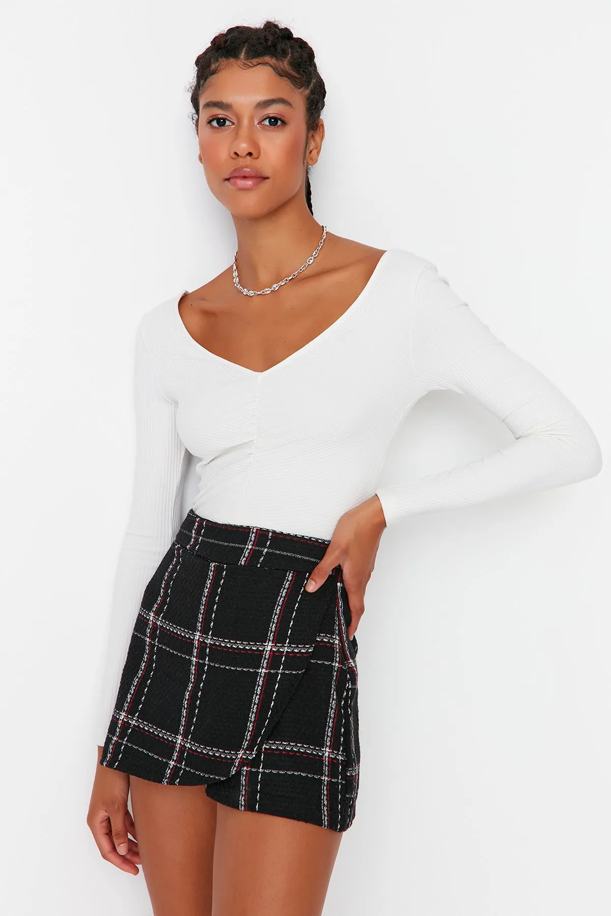 Trendyol Collection  Schwarzer Shorts-Rock aus gewebtem Tweed mit Karomuster TWOAW23SR00017
