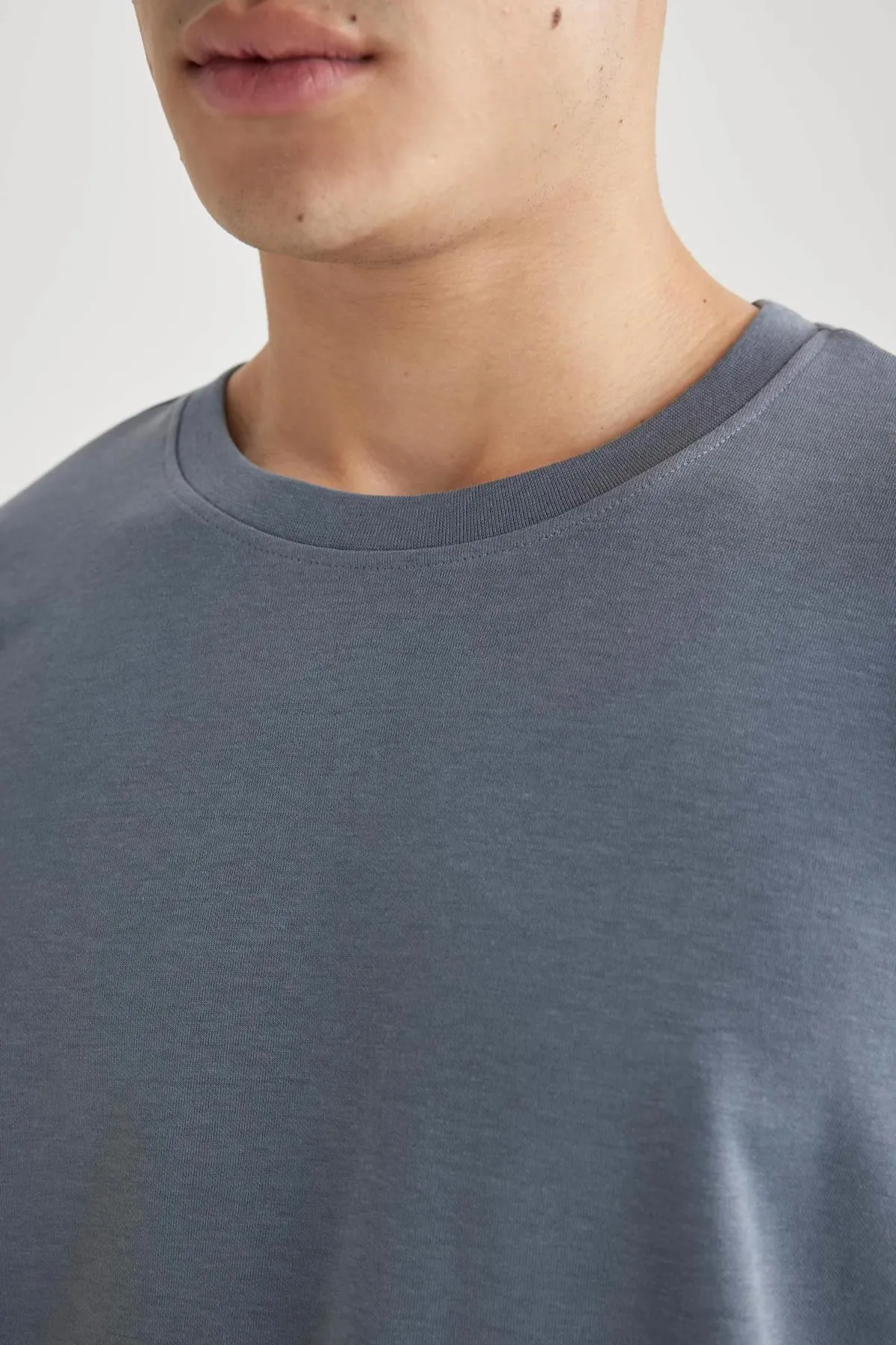 DeFacto  Kurzarm-Basic-T-Shirt aus schwerem Stoff mit Rundhalsausschnitt in Oversize-Passform X3926az24sp