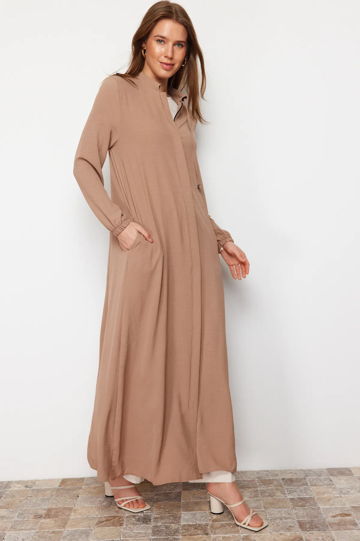 Trendyol Modest  Beige gewebte Kappe & Ferace & Abaya TCTSS24KF00025