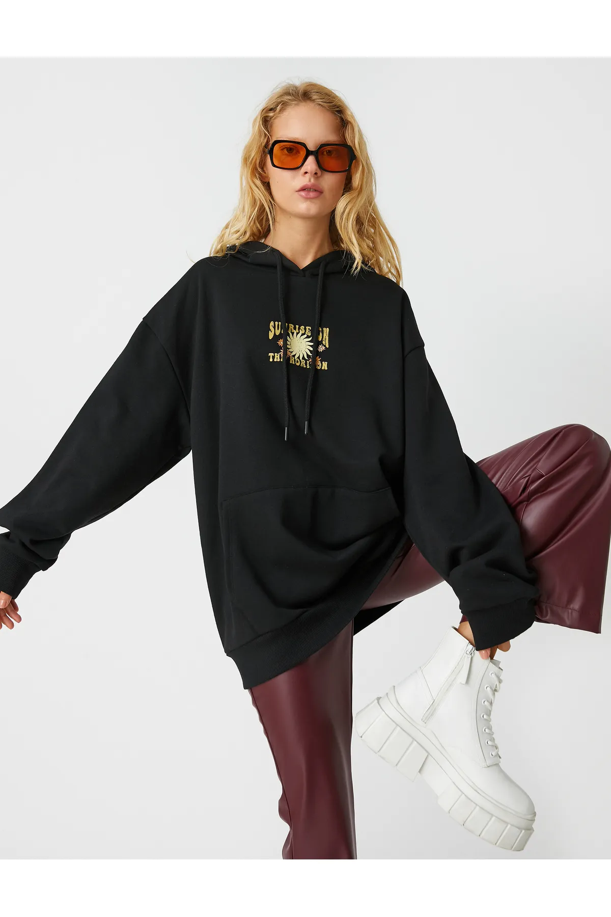 Koton  Übergroßes Sweatshirt mit bedruckter Kapuze, Taschendetail und Fleece-Innenseite