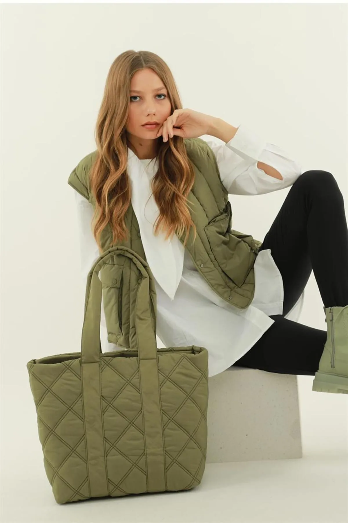 Madamra  Khakifarbene Damen-Pufftasche mit Steppmuster