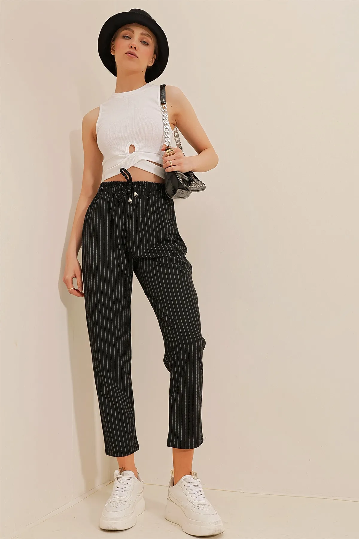 Trend Alaçatı Stili  Schwarze Damenhose mit hoher Taille und doppelter Tasche, gestreift, lässig geschnitten, ALC-X10430