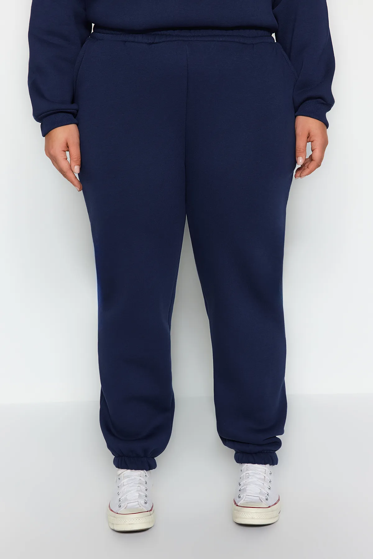 Trendyol Curve  Marineblaue Jogginghose aus dickem Fleece-Strick TBBAW24AJ00002