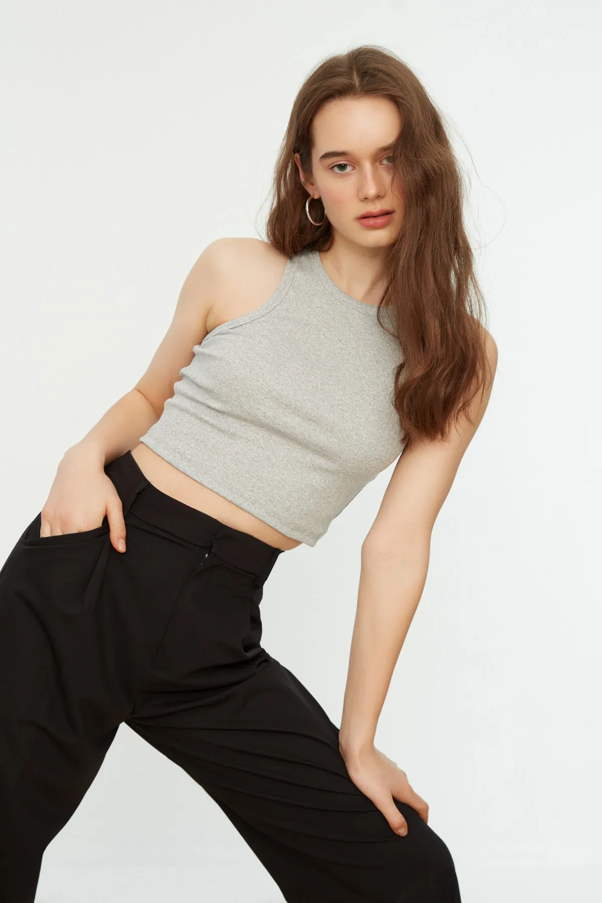 Trendyol Collection  Graues tailliertes/tailliertes Crop-Neckholder-Unterhemd aus geripptem, flexiblem Strick TWOSS21AL0050
