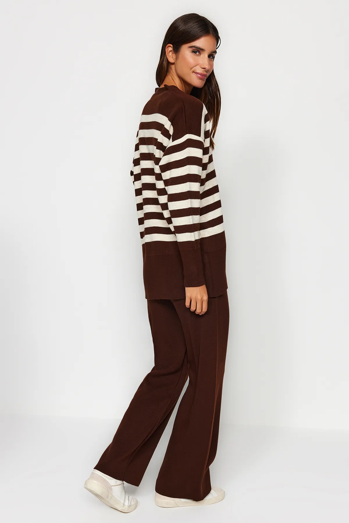 Trendyol Modest  Dunkelbraunes Jacquard-Strickjacke-Set mit Knopfleiste, gestreifter Hose und Oberteil sowie Unterteil TCTAW24US00054