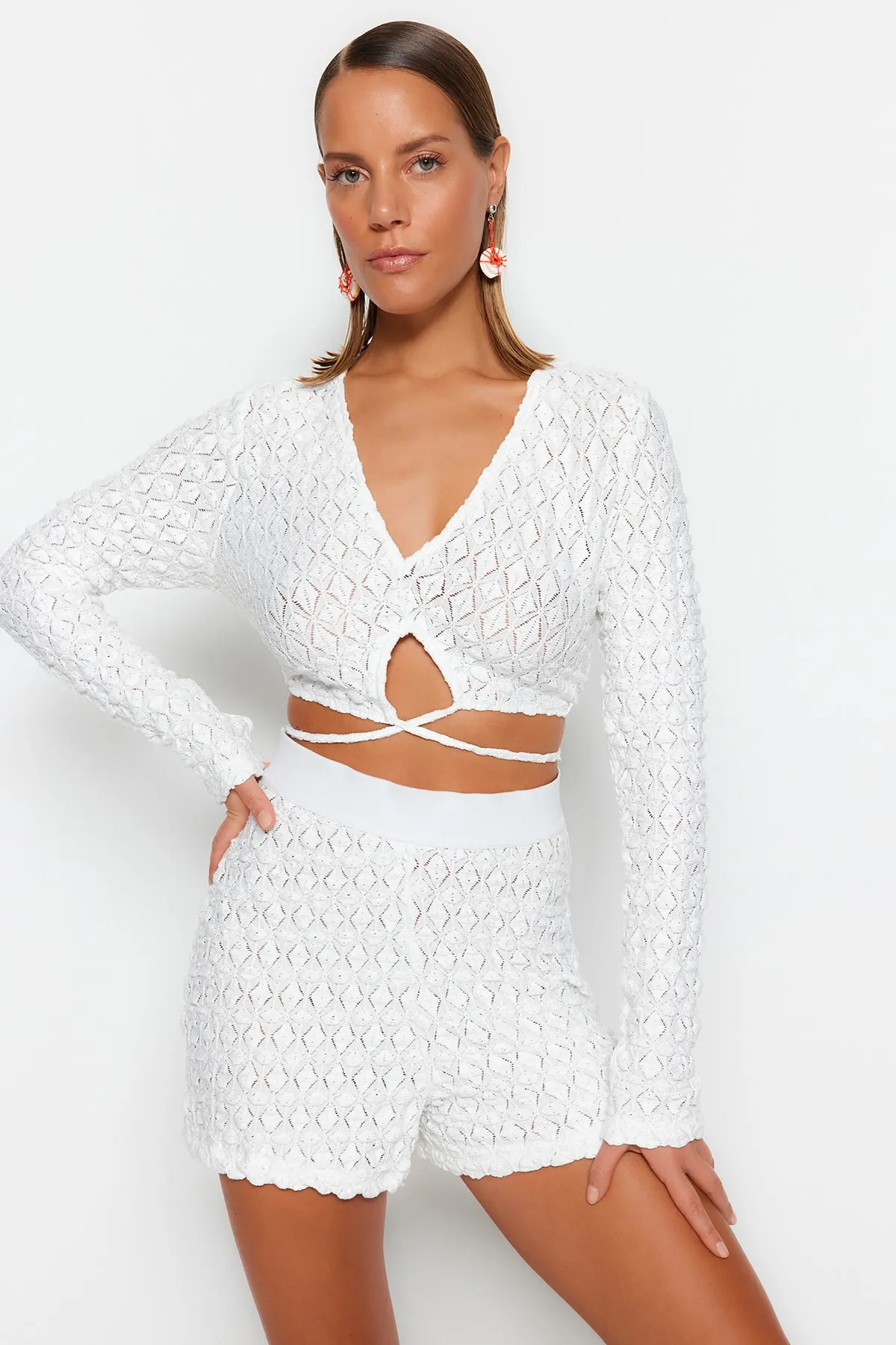 Trendyol Collection  Ecrufarbenes Strick-Set mit Bluse und Shorts zum Binden TBESS23AU00106