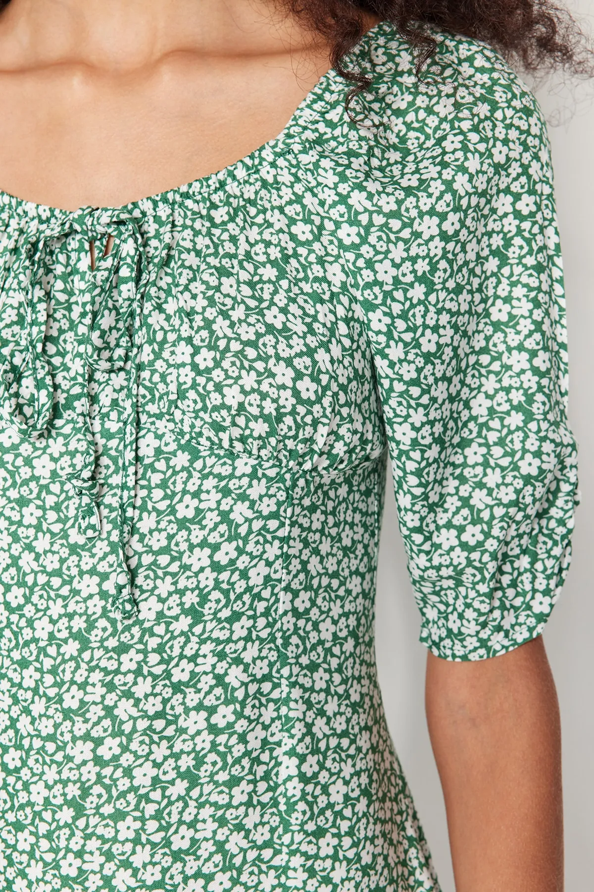 Trendyol Collection  Grünes Midi-Webkleid mit Bindedetail TWOSS23EL00410