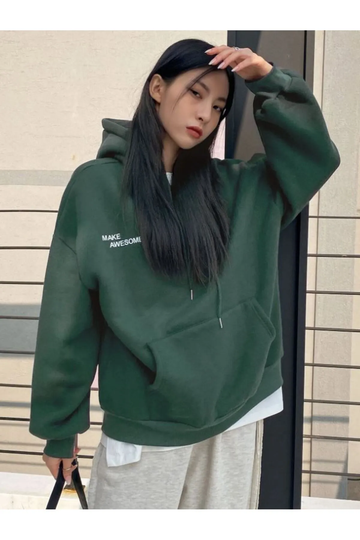 Know  Dunkelgrünes Damen-Sweatshirt mit Kapuze und Aufdruck „Confidence“.