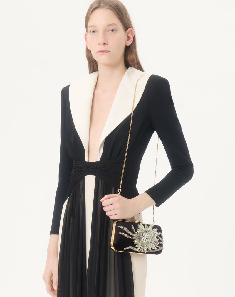 Valentino Garavani Carry Secrets Satin Minaudiere med Blomsterbroderi