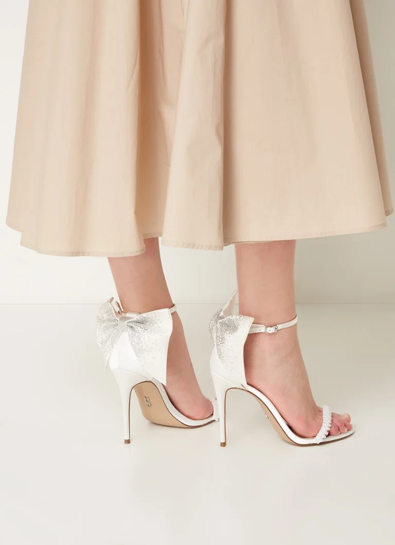 Sandale Steve Madden Bellarosa-P din satin, împodobite cu strasuri.