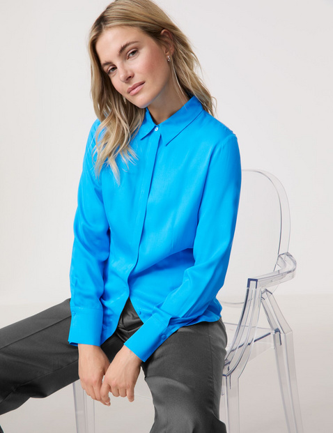 Fein schimmernde Hemdbluse