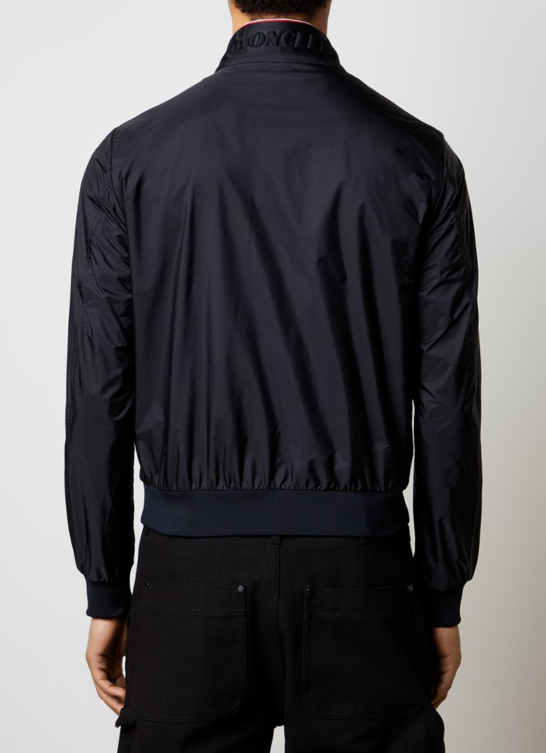 Geacă impermeabilă Moncler Reppe cu buzunare laterale.